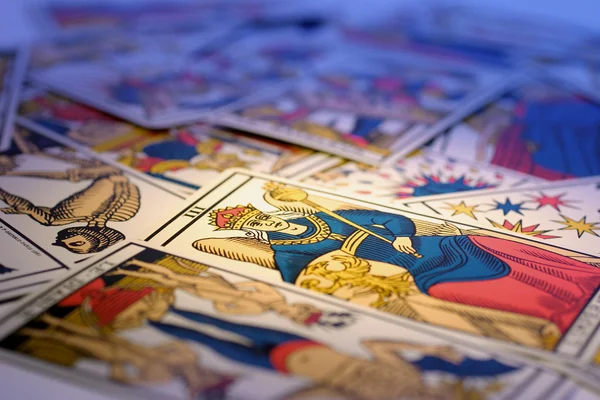 You are currently viewing Le Tarot Thérapeutique : Un Outil de Croissance Personnelle